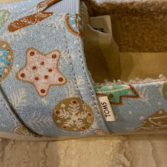 NIB Toms Classic Blue Glitter Sugar Cookies Faux Shearling Slip On Shoes, 7.5 - Picture 4 of 9
